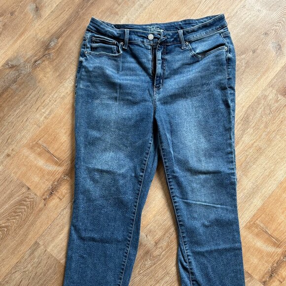 Time & Tru Cropped Distressed Jeans - Picture 1 of 4